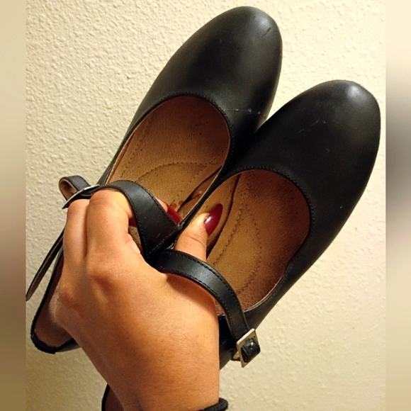 Soft Style Black Flats with Classic Design - Picture 1 of 4